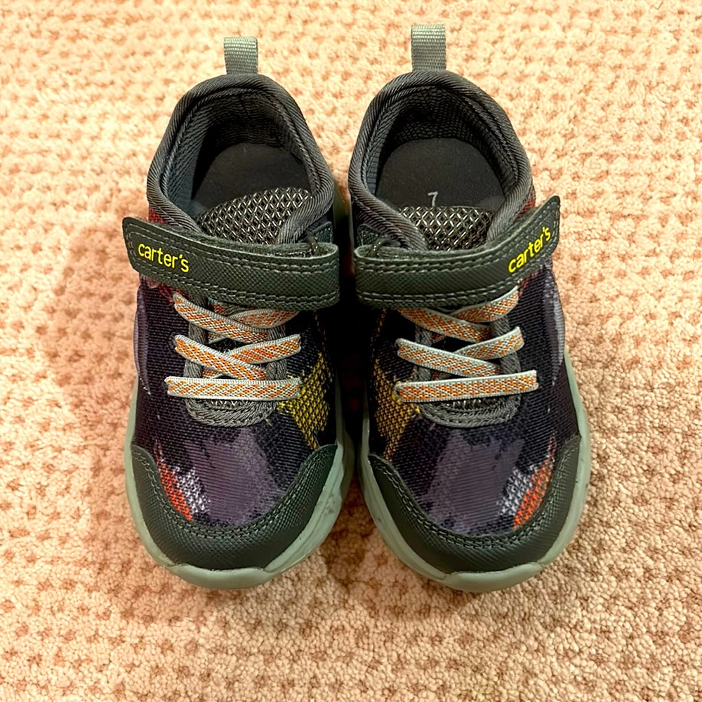 Light up boys Carter’s sneakers size 7